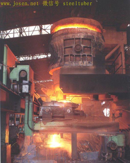 鋼水正在澆入連鑄機.jpg 鋼水正在澆入連鑄機.jpg