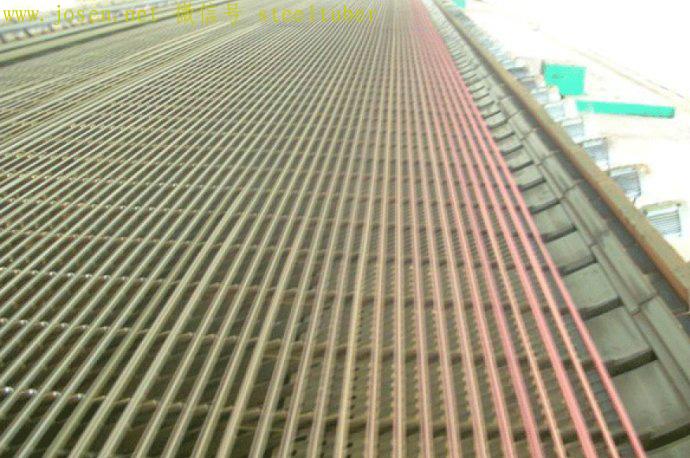 圓鋼在冷床上降溫,顏色由紅變黑.jpg 圓鋼在冷床上降溫,顏色由紅變黑.jpg