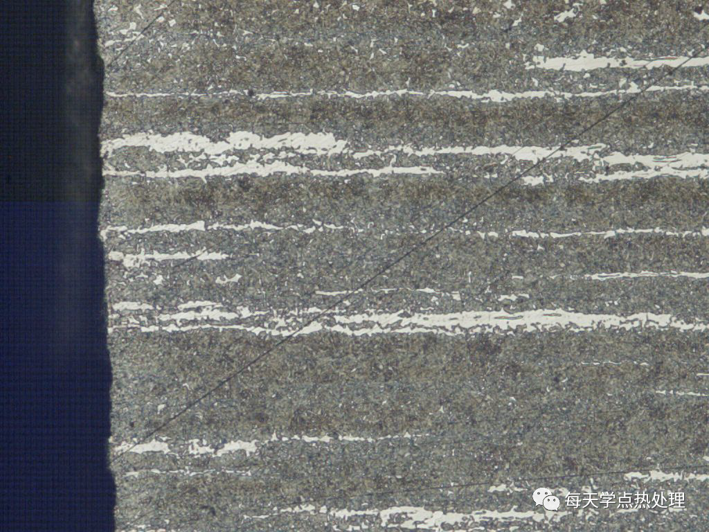 45#鋼調(diào)質(zhì) 原材料鐵素體存在著嚴(yán)重帶狀 100× 45#鋼調(diào)質(zhì) 原材料鐵素體存在著嚴(yán)重帶狀 100×