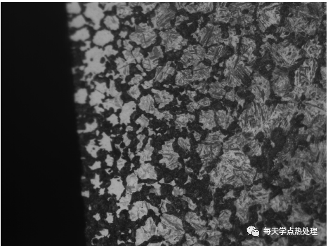 15#鋼 滲碳后淬火 白色為淬火馬氏體+黑色為托氏體 500× 15#鋼 滲碳后淬火 白色為淬火馬氏體+黑色為托氏體 500×