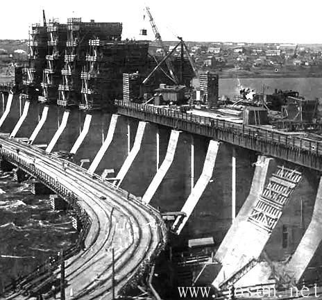 在美國工程師的指導下設計建造的第聶伯水電站.jpg 在美國工程師的指導下設計建造的第聶伯水電站.jpg