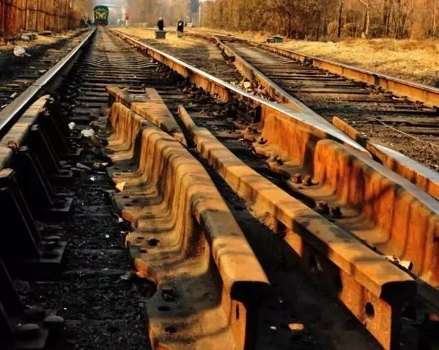 為什么火車的軌道不用不銹鋼,而用的是生銹的鐵-2.png